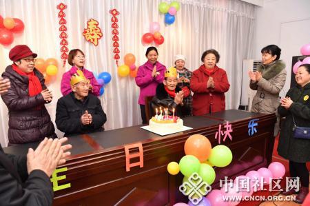 光明社区为90岁老人过集体生日